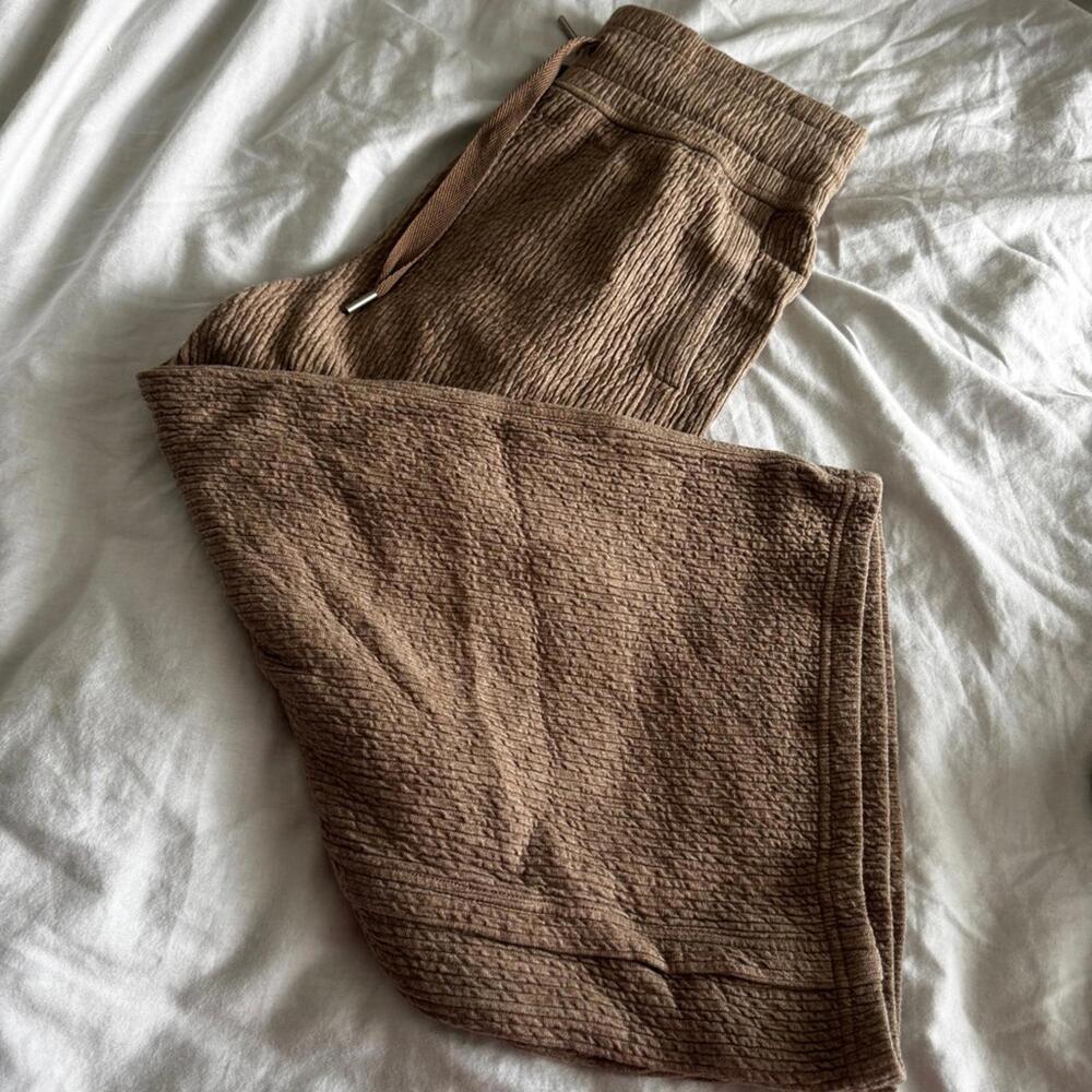 1 Lululemon Retreat Yourself Crop - Heathered Soft Sand - Picture 7 of 9